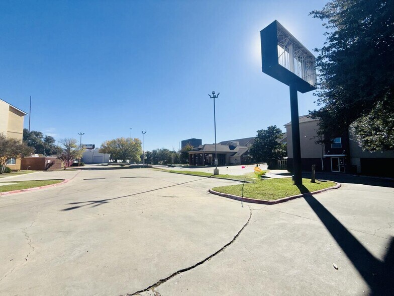 More Photos Of 9169 Markville Dr, Dallas Hotel For Sale