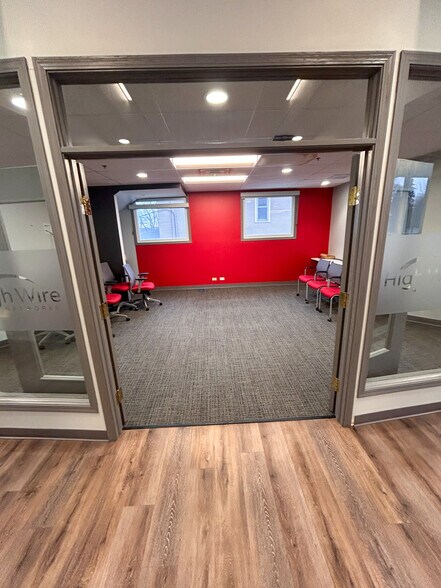 More Photos Of 30 N Lincoln St, Batavia Office For Lease
