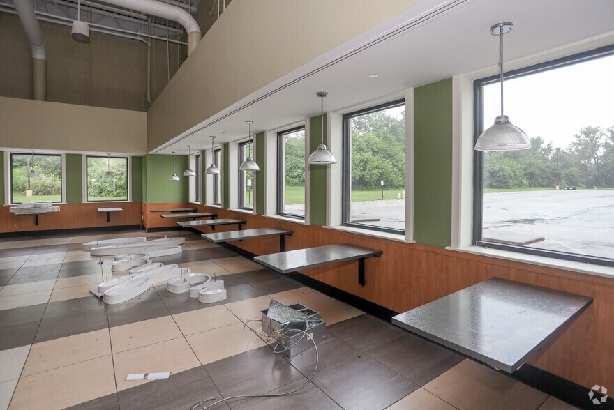 More Photos Of 11625 Fox Rd, Indianapolis Supermarket For Lease