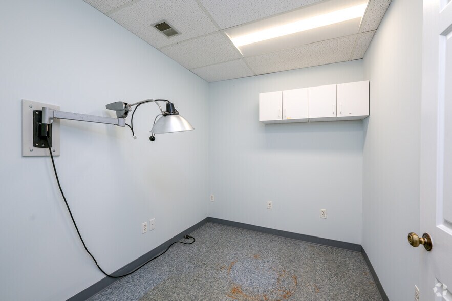 More Photos Of 5602-5654 Shields Dr, Bethesda Medical For Lease