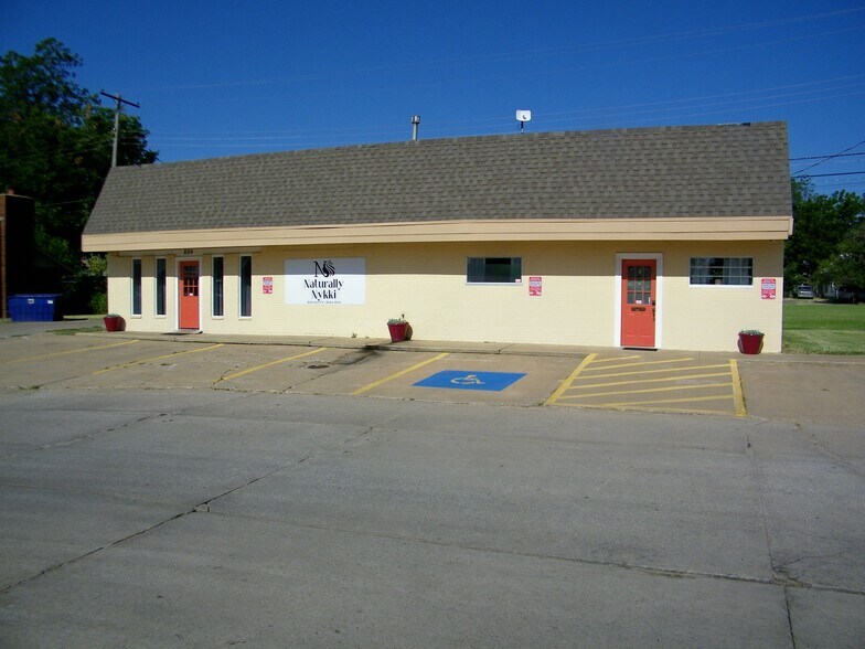 Primary Photo Of 604 N Van Buren St, Enid Freestanding For Sale