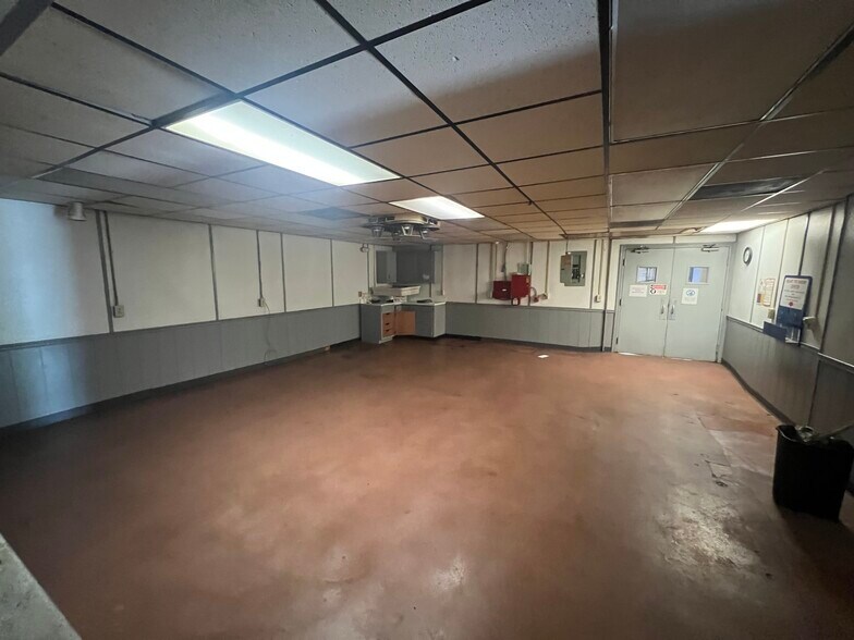 More Photos Of 725 N Locust St, Ottawa Manufacturing For Lease