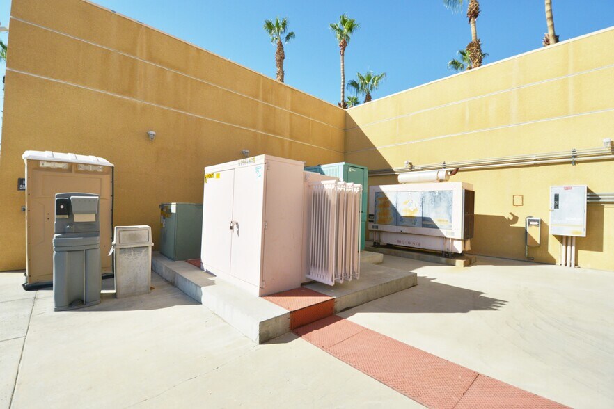 More Photos Of 750 N Gene Autry Trl, Palm Springs Showroom For Sale