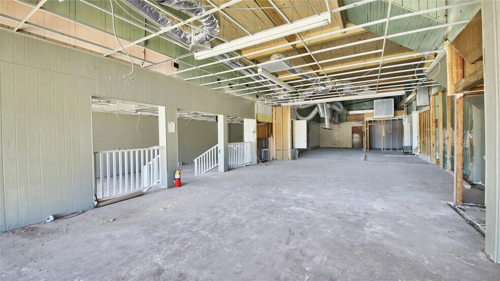 More Photos Of 401 N Main St, Taylor Storefront Retail Office For Sale
