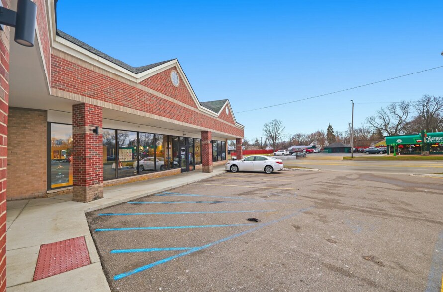 More Photos Of 1052-1072 W Huron St, Waterford Freestanding For Lease