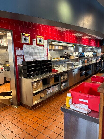 More Photos Of 5013 Bowen Dr, Mason Freestanding For Lease