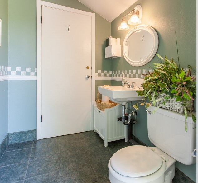 More Photos Of 376 W Yaney St, Bishop Hotel For Sale