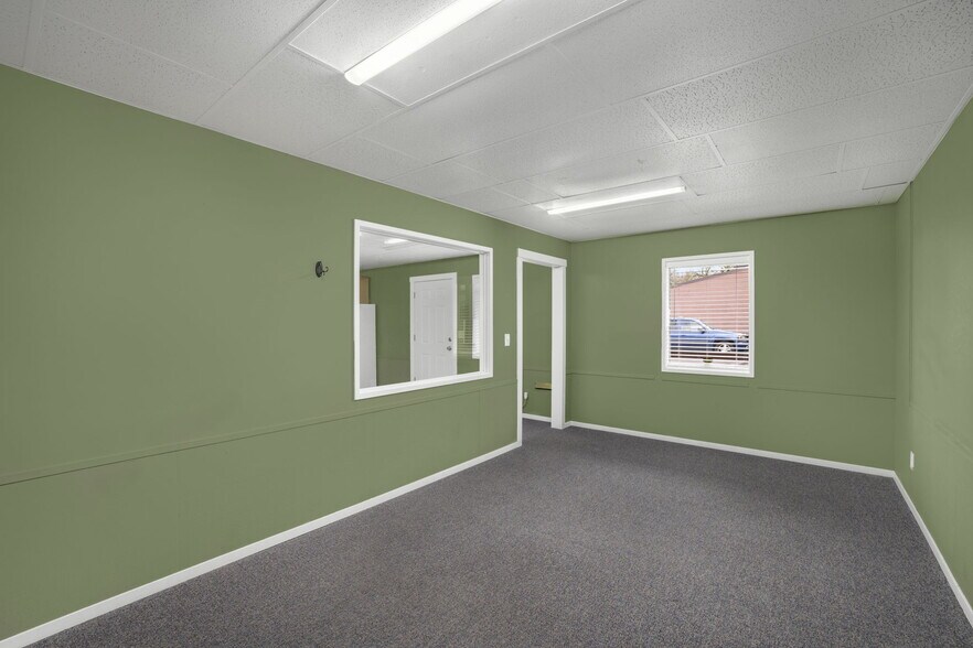 More Photos Of 7025-7027 SW Macadam Ave, Portland Warehouse For Lease