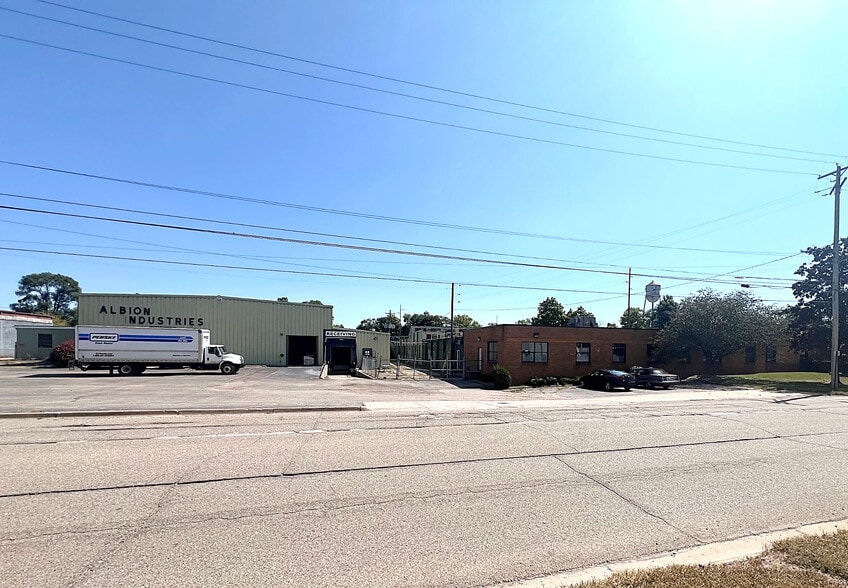Primary Photo Of 800 N Clark St, Albion Manufacturing For Sale