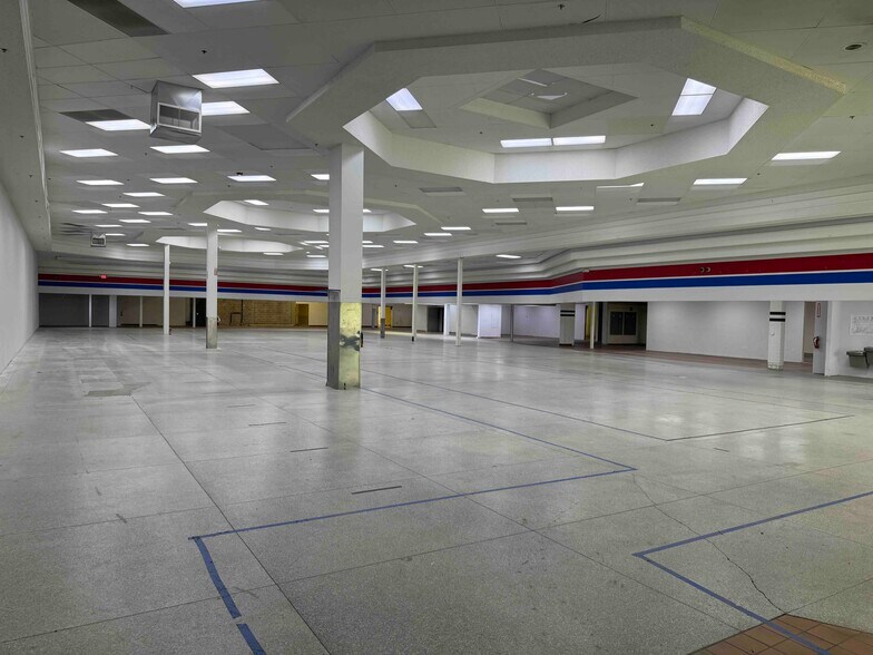 More Photos Of 6495 Quivira Rd, Shawnee General Retail For Lease