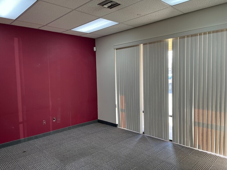 More Photos Of 100 N Morain St, Kennewick General Retail For Lease