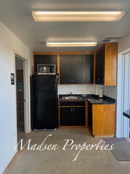 More Photos Of 1115 Ewald Ct, Paradise Manufacturing For Lease