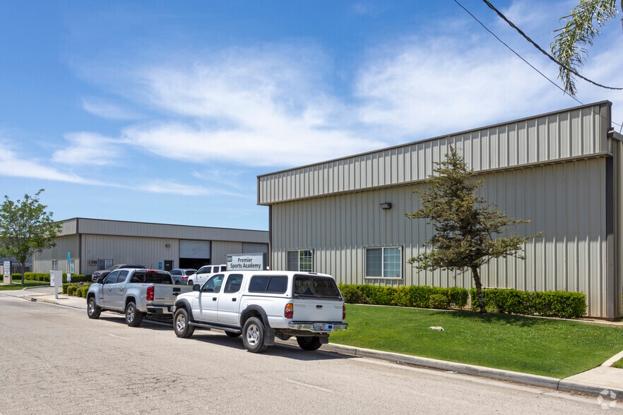 More Photos Of 9352-9356 Shellabarger Rd, Bakersfield Service For Lease