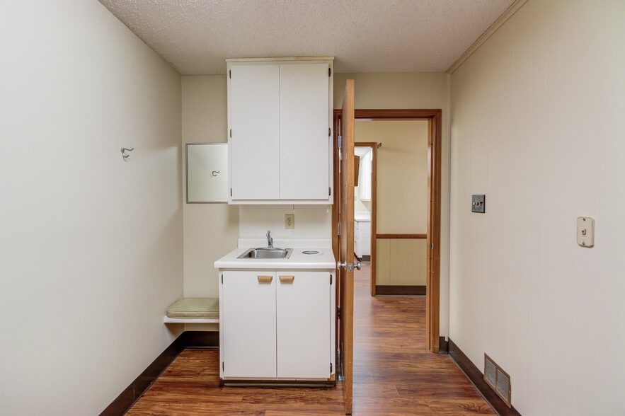 More Photos Of 63 W Candler St, Winder Medical For Lease