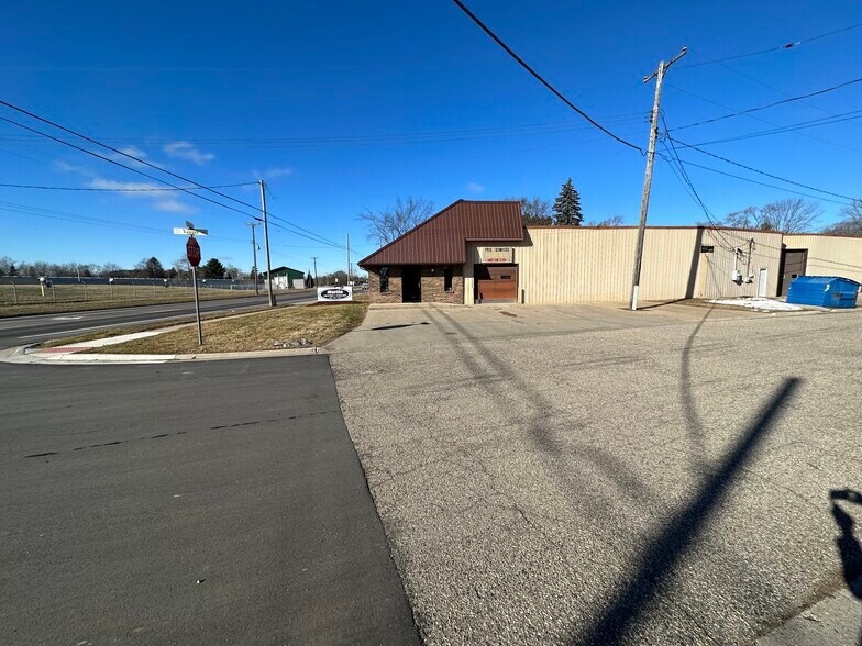 More Photos Of 546 W 5th St, Clare Flex For Sale