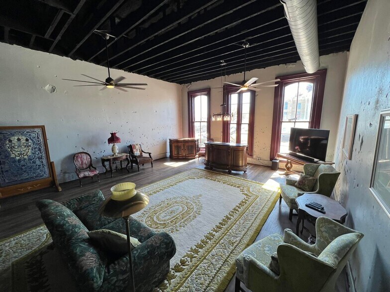 More Photos Of 119 E 5th St, Bonham Restaurant For Sale