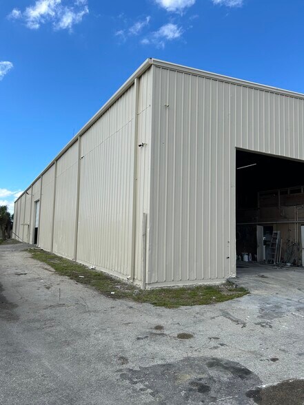 More Photos Of 3065 Cranford Ave, Fort Myers Warehouse For Lease