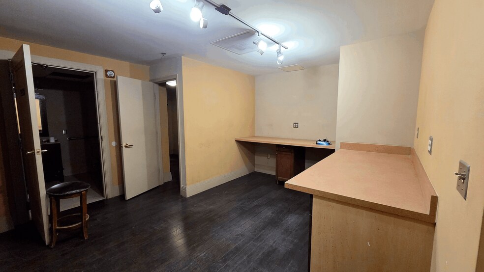 More Photos Of 816 Olive St, Saint Louis General Retail For Lease