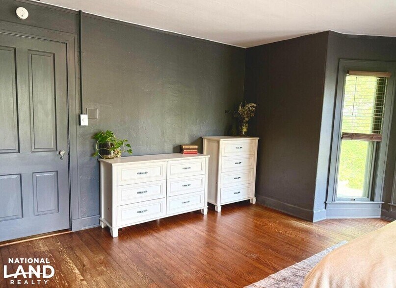 More Photos Of 4 S 1st St, Denton Specialty For Sale