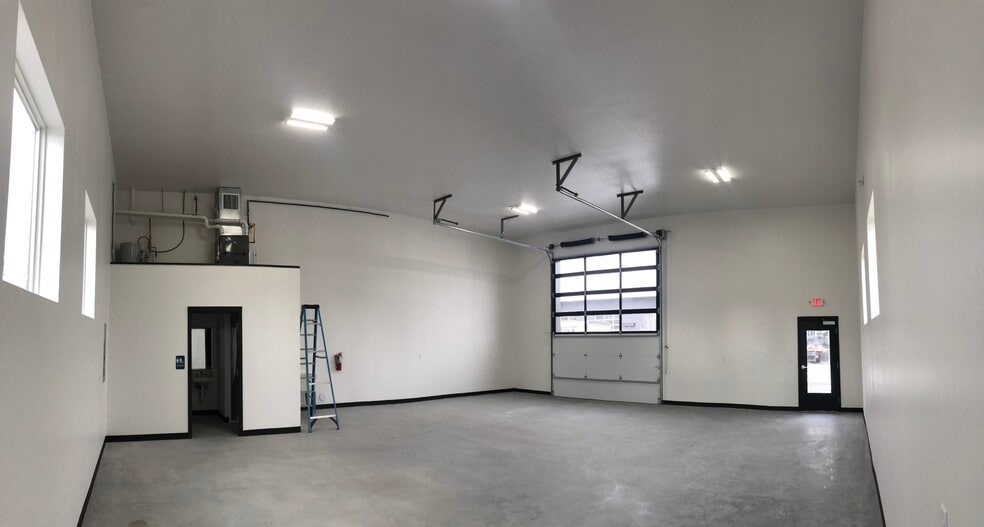 More Photos Of 489 E 47th St, Garden City Warehouse For Lease