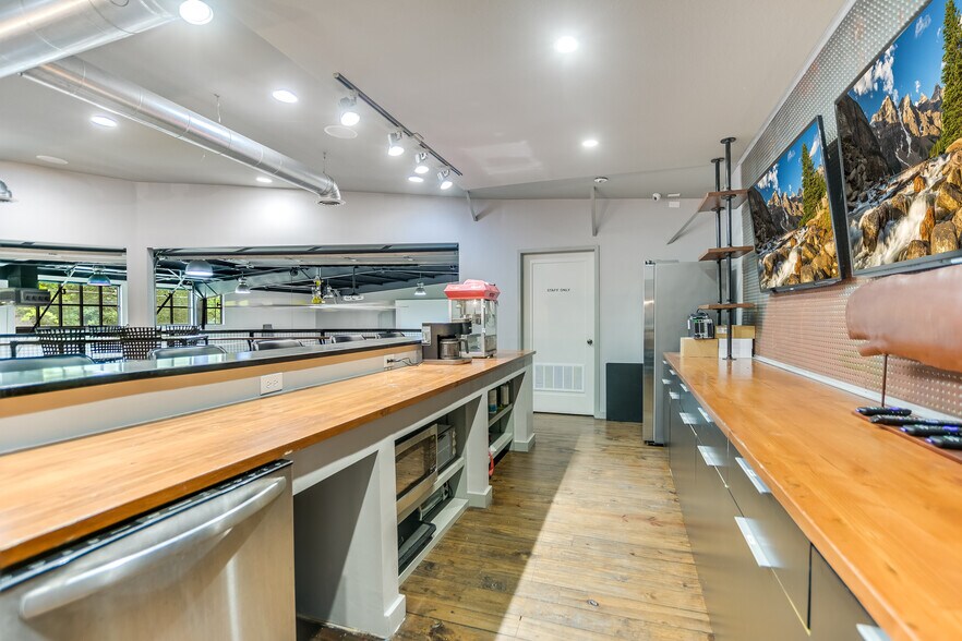 More Photos Of 3700 Thompson St, Austin Loft Creative Space For Lease