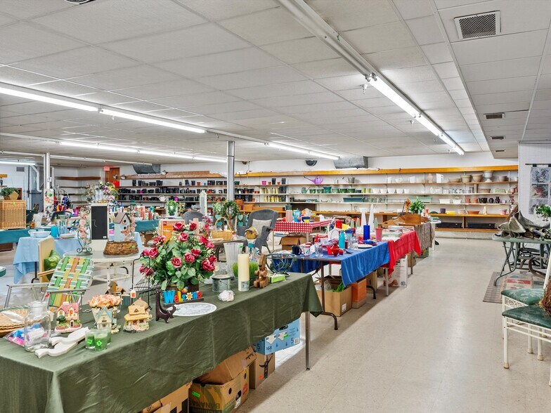 More Photos Of 1816 Washington St, Two Rivers General Retail For Sale