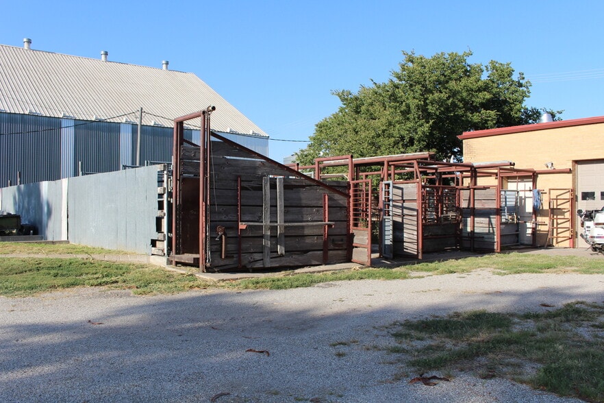More Photos Of 112 Barclay Ave, Wa Keeney Veterinarian Kennel For Sale
