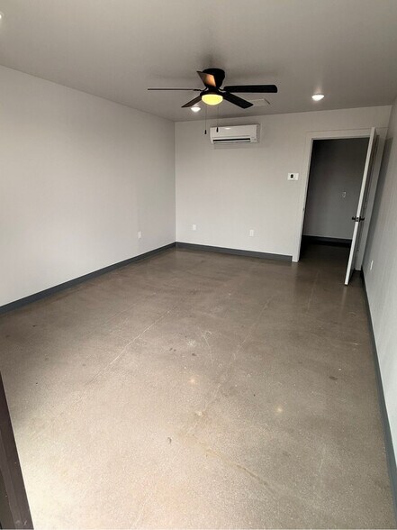 More Photos Of 191 E Lone Oak Rd, Valley View Warehouse For Lease
