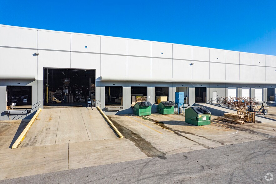 More Photos Of 9110 King Palm Dr, Tampa Warehouse For Lease