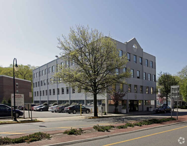 More Photos Of 150 Great Neck Rd, Great Neck Office For Lease