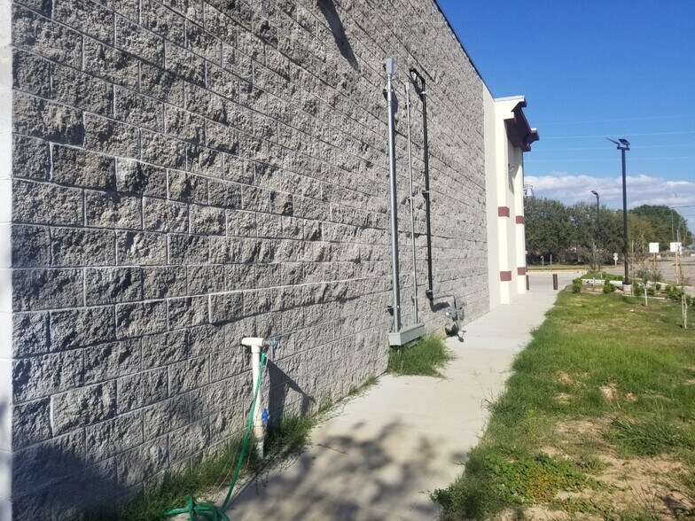 Primary Photo Of 3603 Greenhouse Rd, Katy Service Station For Sale