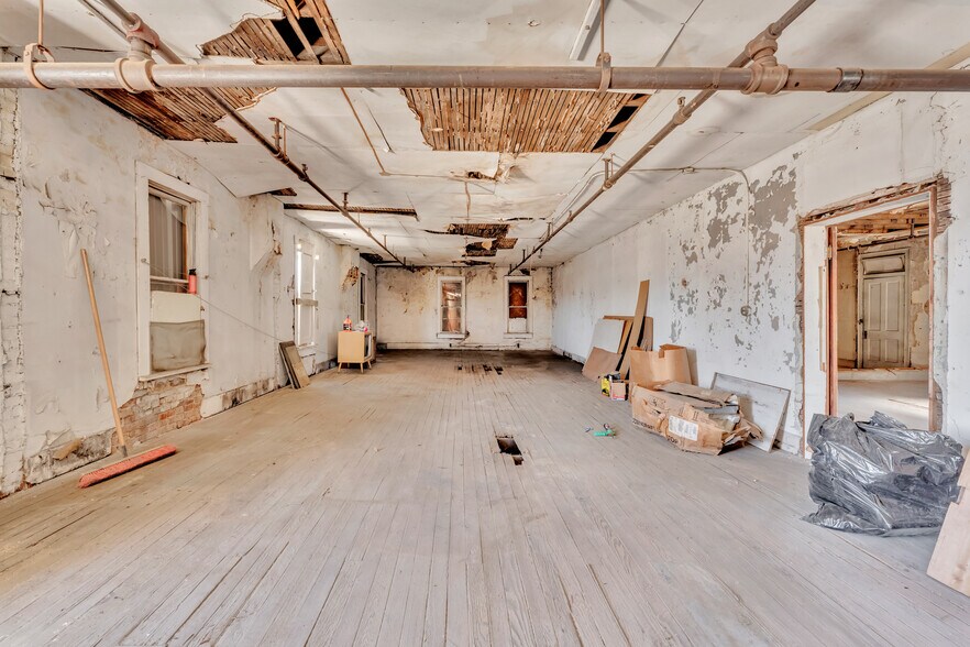 More Photos Of 504 W Commercial St, Springfield Storefront Retail Office For Sale