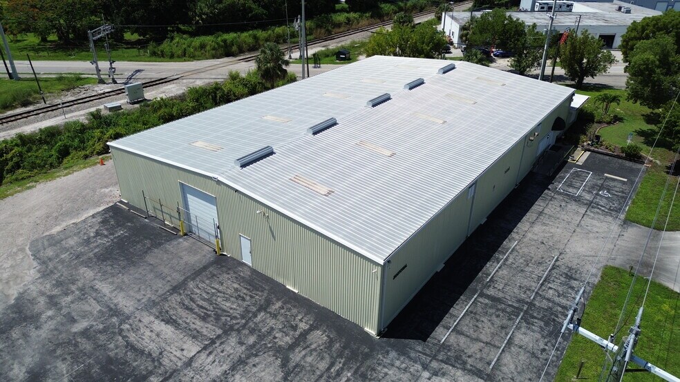 More Photos Of 1585 Seaboard St, Fort Myers Warehouse For Lease