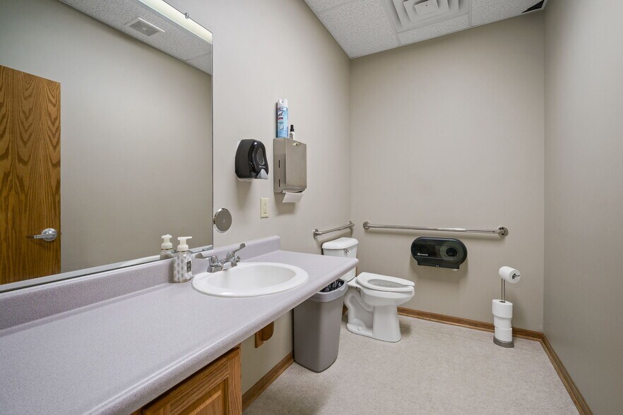 More Photos Of 1801 N 13th Ave E, Newton Flex For Lease