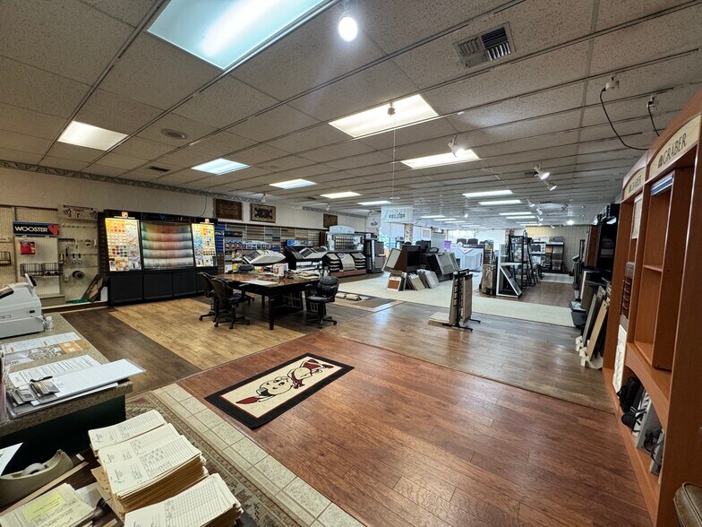 More Photos Of 1900 Crockett Rd, Palestine Storefront For Sale