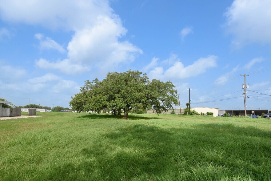 More Photos Of 3007 N Navarro St, Victoria Land For Sale