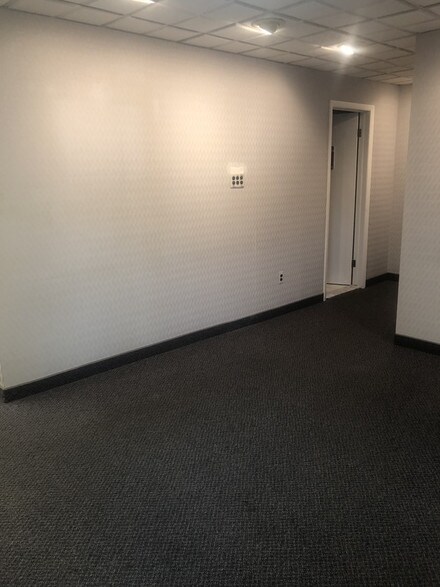 More Photos Of 31040-31046 Utica Rd, Fraser Office Residential For Lease