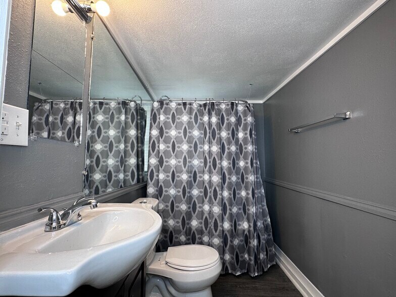 More Photos Of 1106 Esplanade St, Marshall Apartments For Sale