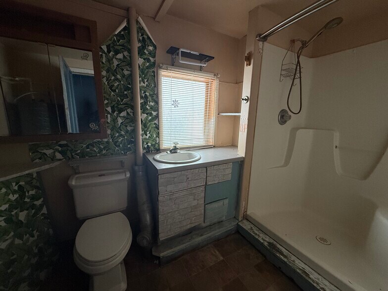 More Photos Of 358 S Oak St, Lone Rock Office For Sale