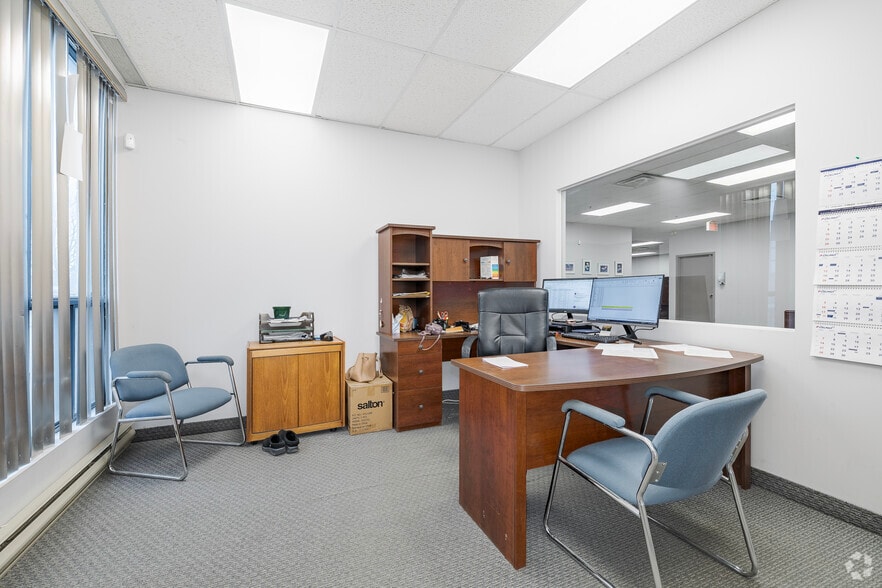 More Photos Of 81 Boul Brunswick, Dollard-des-Ormeaux Warehouse For Lease