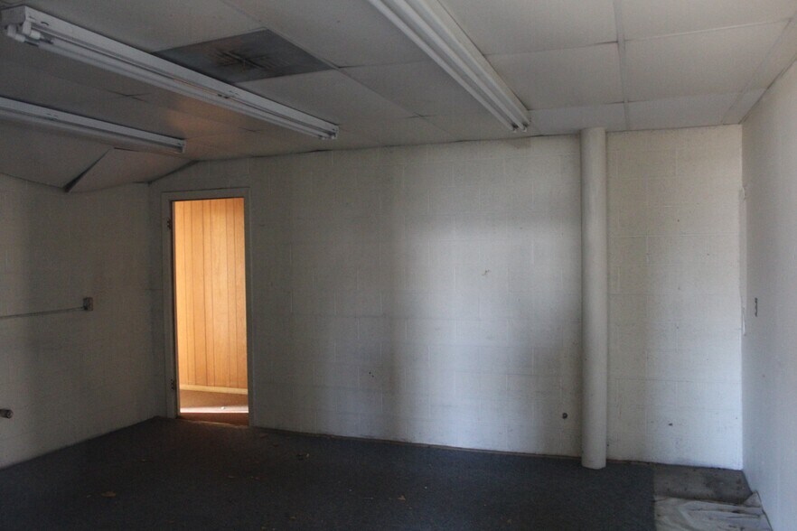 More Photos Of 814 9th St, Woodward Office For Sale