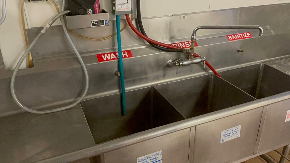 More Photos Of 17431 Dix Rd, Melvindale Fast Food For Lease