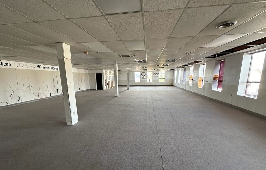 More Photos Of 50 Niagara St, St Catharines Manufacturing For Lease