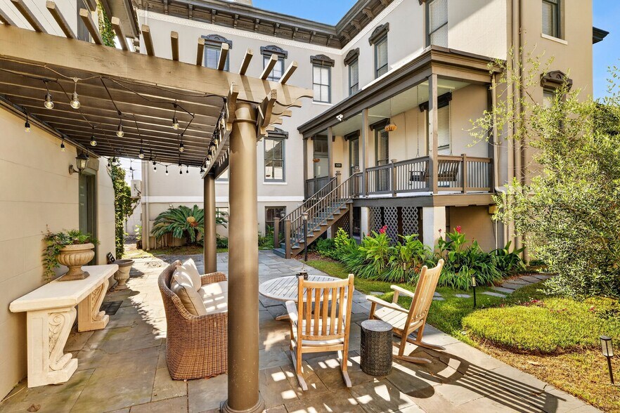 More Photos Of 17 W Park Ave, Savannah Office For Sale