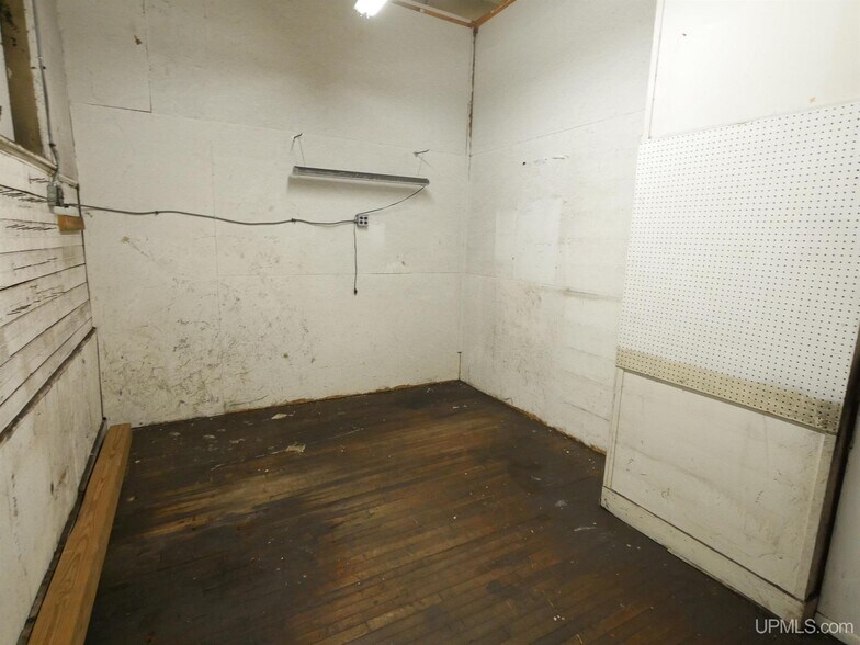 More Photos Of 121 Quincy St, Hancock Storefront Retail Residential For Sale