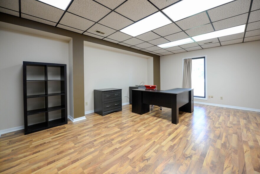 More Photos Of 20620 Burl Ct, Joliet Warehouse For Lease