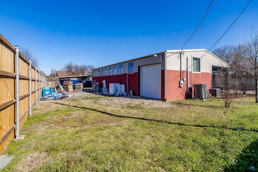More Photos Of 621 Cow Alley Rd, Waxahachie Showroom For Sale