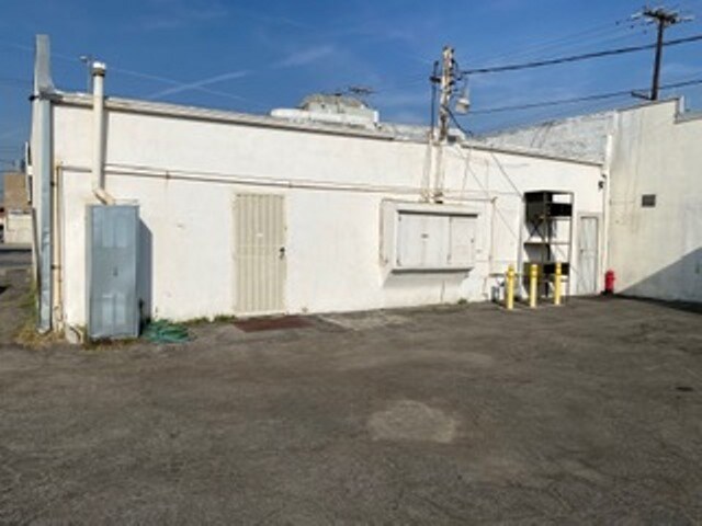 More Photos Of 11408-11410 Saticoy St, North Hollywood Storefront For Sale