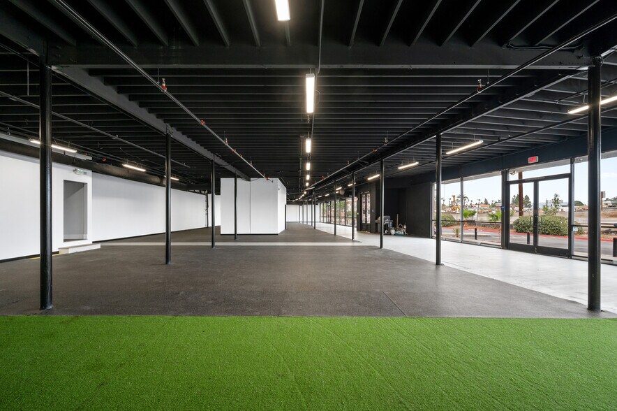 More Photos Of 800 E Dyer Rd, Santa Ana Showroom For Lease