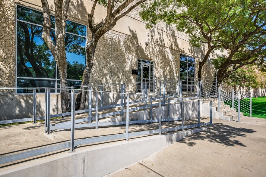 More Photos Of 10420 Metric Blvd, Austin Warehouse For Lease